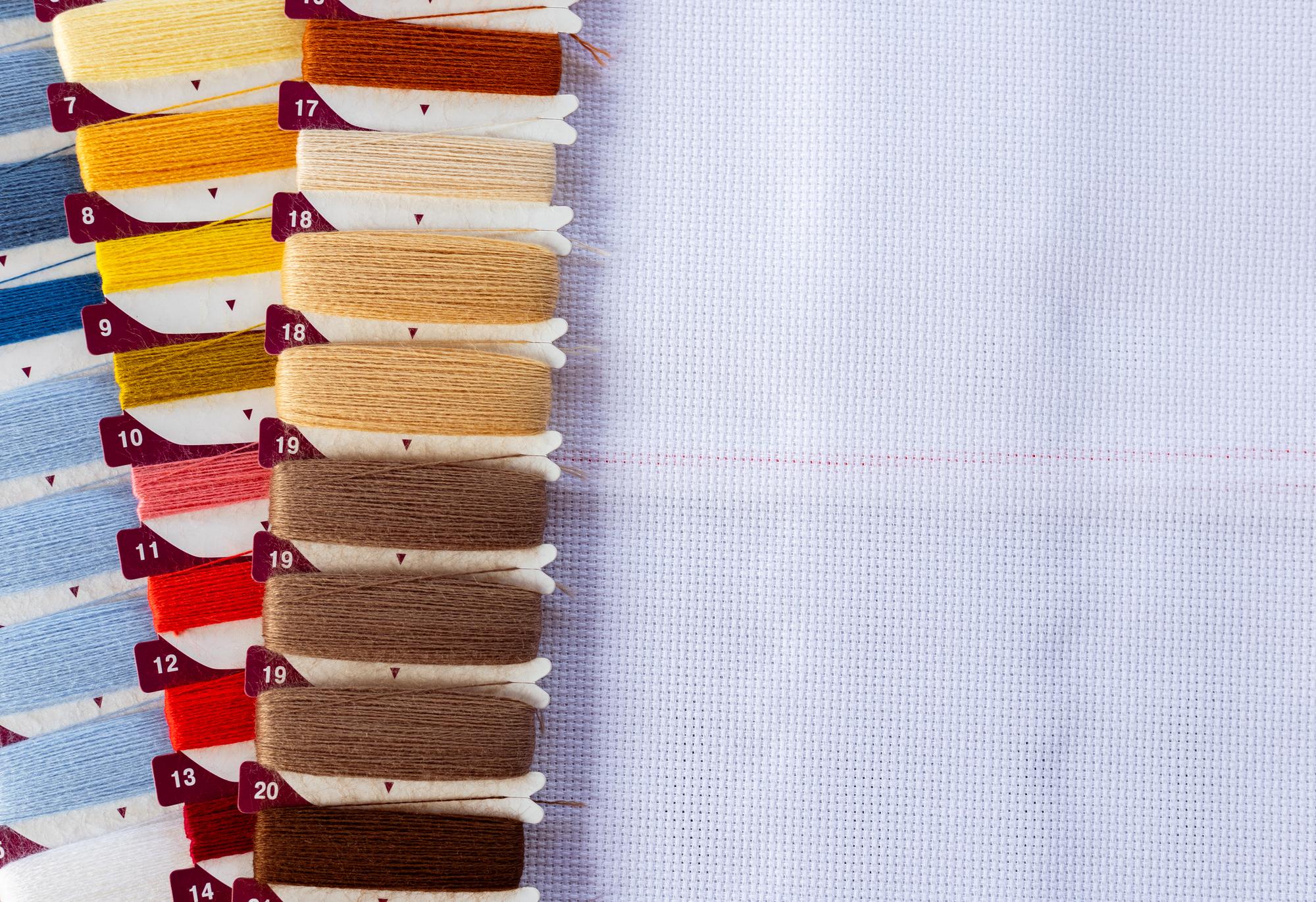 Mostre de fire și texturi pentru broderie